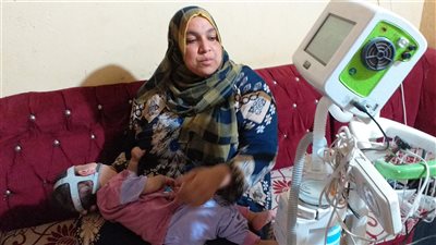 مأساة أسرة سوهاجية بسبب إصابة طفلها بضمور العضلات | صور