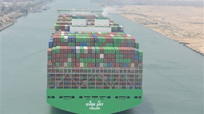 EVER ART.. أكبر سفينة حاويات في العالم تعبر قناة السويس