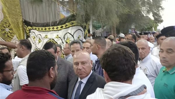 وزير النقل يقدم واجب