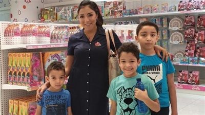 طبيبة تستغيث بالمسؤولين: جوزي خد عيالي وهرب للكويت.. وعمل لي كسر في الجمجمة | فيديو