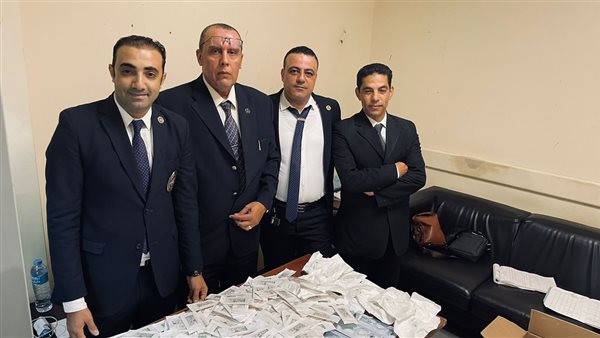 رجال الجمارك وجانب