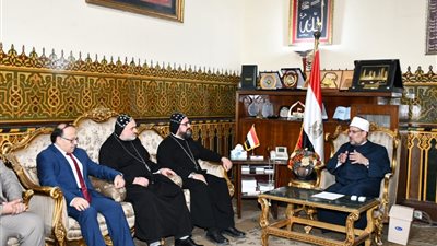 وزير الأوقاف يهدي كاهن الكنيسة السريانية بمصر نُسَخًا من إصدارات الأوقاف: الشرائع السماوية اتفقت على القيم الإنسانية السامية