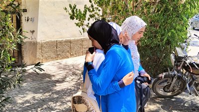 بكاء ودموع طلاب الثانوية العامة بالغردقة بسبب صعوبة امتحان الكيمياء| بث مباشر