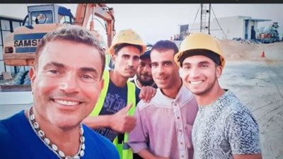 عمرو دياب يلتقط صورة رفقة عمال فندقه في الساحل الشمالي