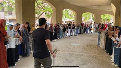 طلاب تربية حلوان ينظمون ممرًا شرفيًا لأستاذ الفيزياء.. والدكتور: ده كرم أخلاق منهم | فيديو 