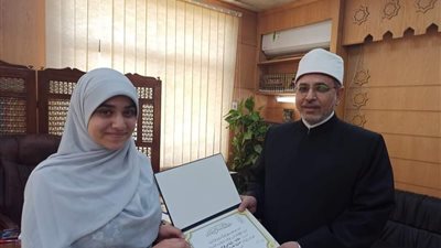 المعاهد الأزهرية يكرم طالبة فازت بتمثيل مصر في المسابقة الدولية أولمبياد الألكسو 