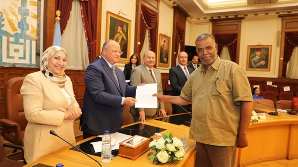 محافظ القاهرة يسلم