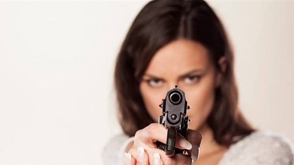 سيدة تحمل سلاح -