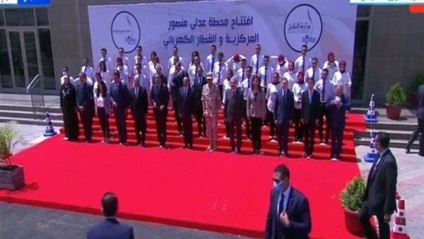 السيسي يلتقط صورة