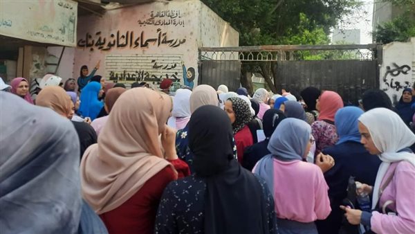 وقوف الطالبات أمام