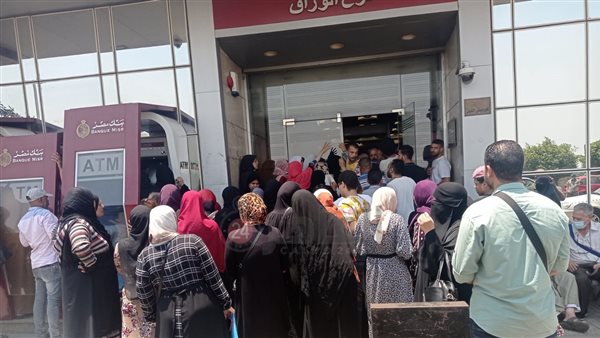 زحام شديد على فروع