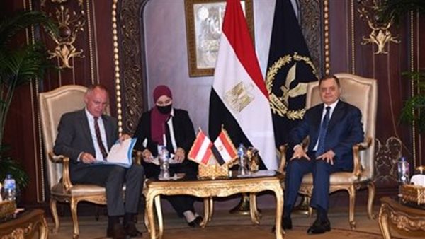  وزير الداخلية ونظيره