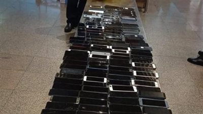 ضبط راكب بمطار القاهرة الدولي حاول تهريب 138 هاتف داخل أوراق الألومنيوم | صور