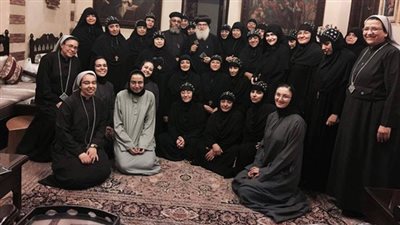 هل يعد الزي الرهباني وغطاء الرأس حجابًا في الكنيسة؟.. باحث قبطي يجيب