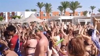رقص وأغاني على البحر.. ارتفاع نسب الإشغال السياحي في منتجعات الغردقة | بث مباشر