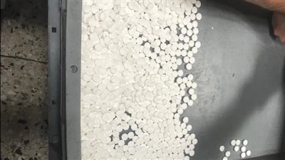 جمارك مطار الغردقة تضبط محاولة تهريب عدد من الأقراص والكبسولات الدوائية 