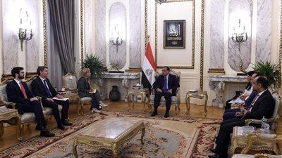 رئيس الوزراء يلتقي نائب رئيس بنك الاستثمار الأوروبي