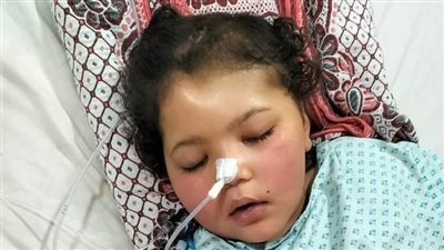 بنتي في غيبوبة من 6 شهور ورفضوها في 57357.. والدة طفلة تستغيث لعلاج ابنتها من سرطان جذع الدماغ