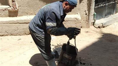 تحت لهيب الشمس.. عمال الفيوم يطهرون شبكات الصرف الصحي استعدادًا لعيد الأضحى | صور