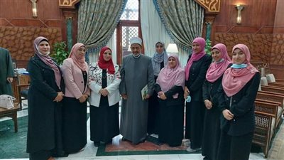 الإمام الأكبر يلتقي بواعظات الأزهر بعد الانتهاء من حملة توعية الحجاج في مطار القاهرة | صور