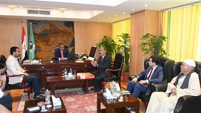 محافظ الفيوم يبحث آليات تطوير الحرف التراثية بقرية تونس للحفاظ على هويتها