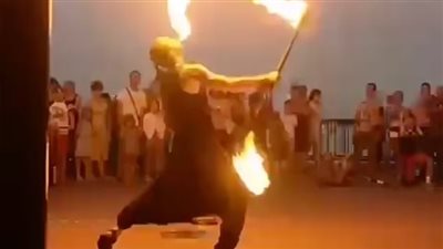 لحظة مروعة.. راقص يُشعل النار في نفسه أثناء تقديم رقصة استعراضية