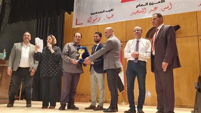 نقابة الصحفيين تكرم شعبان بلال الزميل بموقع القاهرة 24 عن تحقيق قابلة للاشتعال