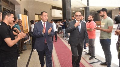 ممر شرفي وحفل موسيقي.. طلاب أسيوط يكرمون رئيس الجامعة 