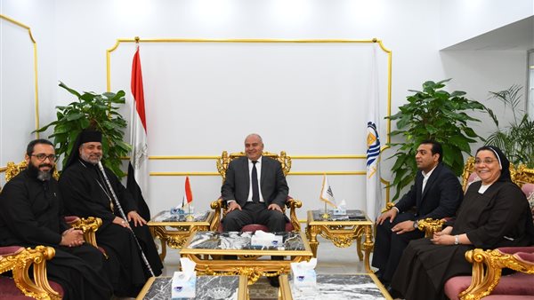 محافظ قنا يستقبل