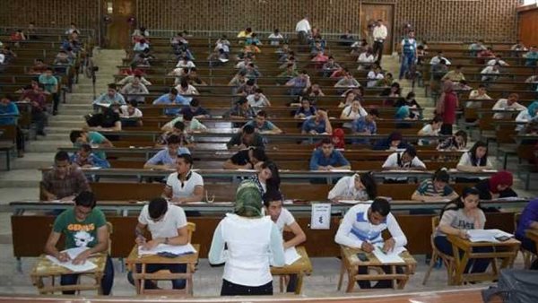 لجنة امتحانية داخل