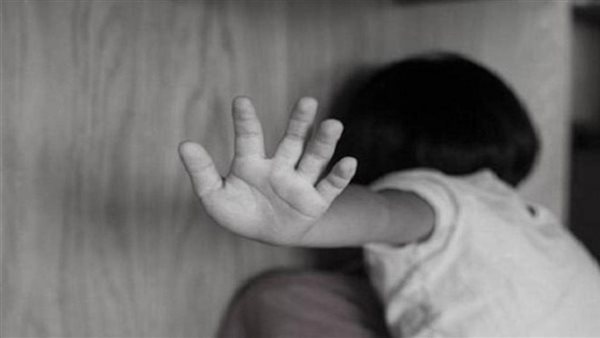 أب يقتل طفلتيه في