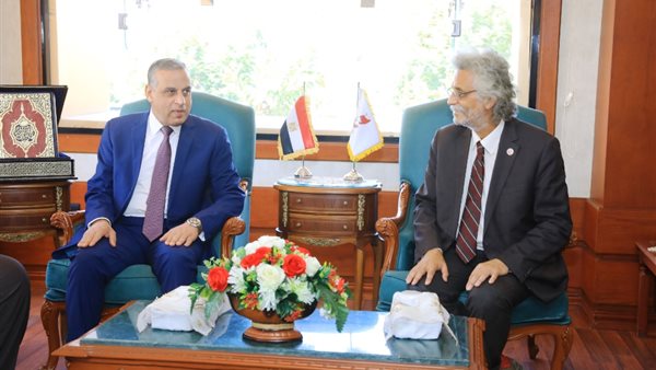 محافظ سوهاج يستقبل