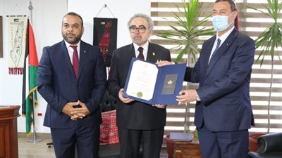 السفير الفلسطيني بالجامعة العربية يمنح رئيس اتحاد كتاب مصر وسام الثقافة والعلوم والفنون