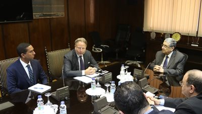 وزير الكهرباء يؤكد الاهتمام بالحفاظ على البيئة والتوسع في مشروعات الطاقة المتجددة