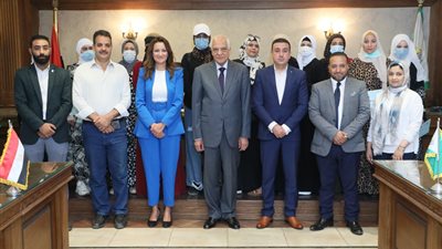 محافظ الجيزة يسلم منحا مالية لـ 21 فتاة من المقبلات على الزواج