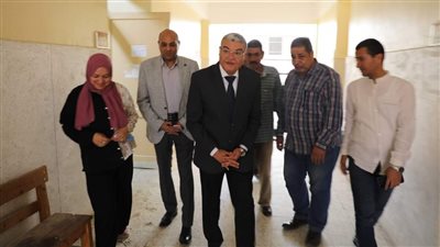 محافظ المنيا يتابع انتظام سير امتحانات الثانوية العامة ويقدم التهنئة للطلاب بمناسبة عيد الأضحى المبارك
