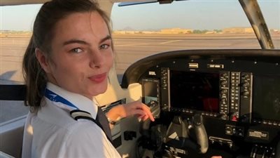 خلال إحدى رحلاتها.. وفاة طيارة بعد أيام من لدغة بعوضة على جبهتها