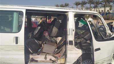 وفاة وإصابة 4 أشخاص في حادث تصادم على الطريق الصحراوي الغربي بأسوان | بث مباشر