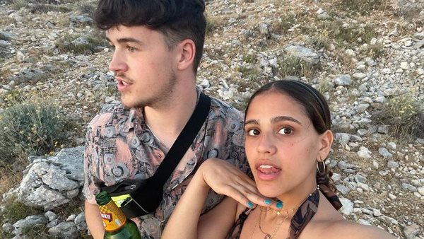 جنا عمرو دياب وصديقها