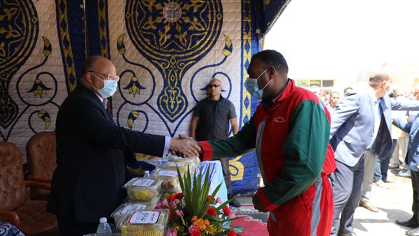 محافظ القاهرة يوزع