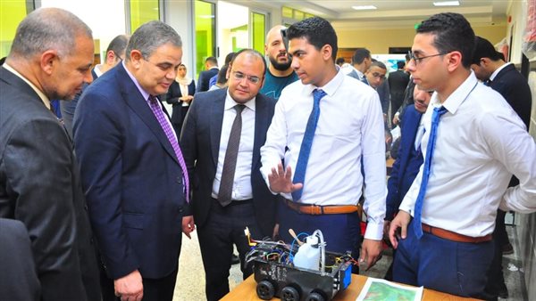 رئيس الجامعة يستمع