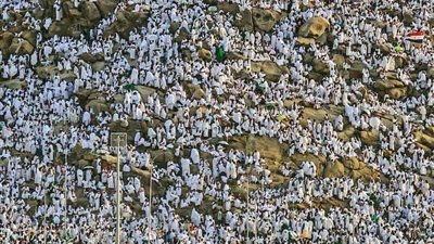 تضرع ودعاء.. لحظات التجلي لحجاج بيت الله الحرام على جبل عرفات | فيديو 