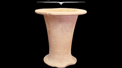 منها إناء من الألباستر.. متحف الوادي الجديد يعلن عرض قطع أثرية فريدة