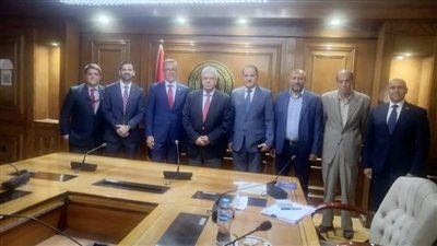 وزير التعليم العالي يستعرض تقريرًا حول لقاء وفد جامعة نبراسكا الأمريكية