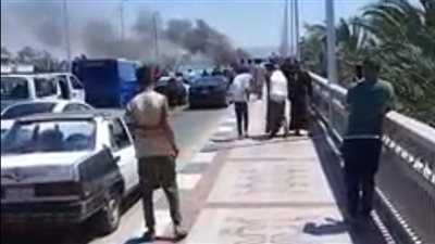 اندلاع حريق هائل بسيارة نقل أعلى كوبري الواسطى بأسيوط | فيديو