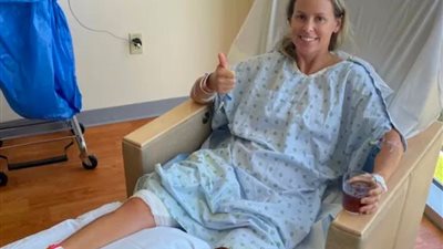 الماء تحول لدماء│أمريكي ينقذ زوجته بعد هجوم سمكة قرش: أجرت 11 عملية نقل دم و3 جراحات