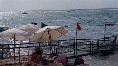 إقبال ضعيف من المواطنين على شاطئ المكفوفين بالإسكندرية بسبب ارتفاع الأمواج | بث مباشر