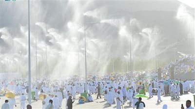 رذاذ الماء يتطاير لتلطيف الأجواء في عرفات.. وروبوت متحرك يقدم الفتوى 