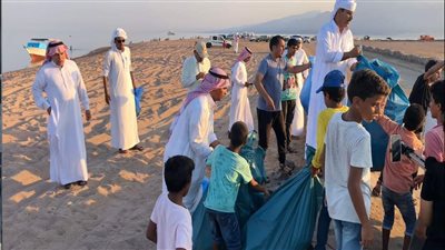 أهالي مدينة دهب ينظفون الشواطئ استعداد لمؤتمر التغيرات المناخية cop27| صور