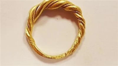 يعود لعصور الفايكنج.. العثور على خاتم ذهبي عمره 1200| صور